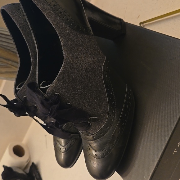 Tahari Black and Grey sz 9 heels. They are style TA-LORI - Picture 3 of 7